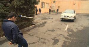 Армянская спортсменка тянет автомобиль с помощью волос
