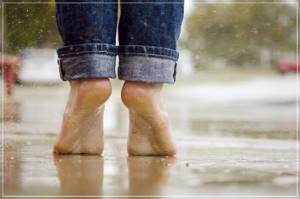 босыми ногами в дождь