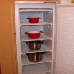 Быстро разморозить холодильник можно с помощью кастрюль, наполненных теплой водой