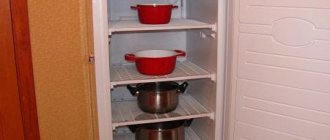 Быстро разморозить холодильник можно с помощью кастрюль, наполненных теплой водой