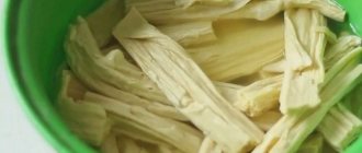 Чтобы приготовить салат спаржу по-корейски по нашему рецепту, сначала надо замочить спаржу хотя бы на 5 часов.