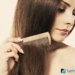 Девушка расчесывает нарощенные волосы