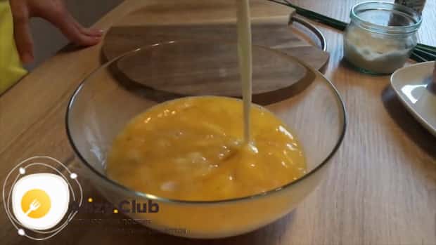 Для приготовления омлета с колбасой. добавьте в яйца молоко