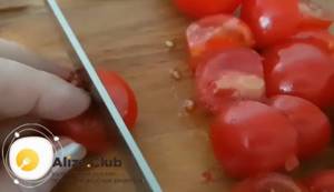 Для приготовления омлета с колбасой. нарежьте помидоры