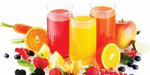 Фруктовые соки в стаканах, фрукты и ягоды