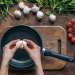 Худеть на яичной диете комфортно: сытно и на готовку не надо тратить много времени.