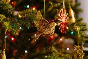 Как неотъемлемая часть праздника Рождества в каждом доме должна быть украшенная ёлка