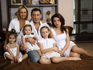 Как выглядит семья Григория Лепса
