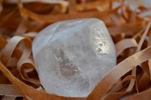 Квасцовый камень применяется в разных сферах, в том числе и помогает избавиться от запаха пота