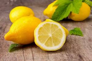 Лимон и содержащаяся в нем кислота помогает устранить микробов и убрать запах