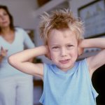 Мама отчитывает сына