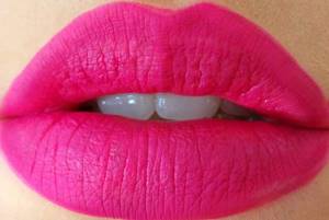 Матовые розовые губы