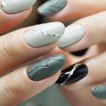 Модные дизайны ногтей в сером цвете. Фото новинки 2020 гель-лаком, френч, с блестками, втиркой, рисунком