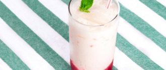 Молочный коктейль с ягодным сиропом