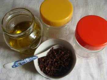 Необходимый набор для приготовления гвоздичного масла в домашних условиях