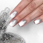 Особенности белого маникюра с блестками