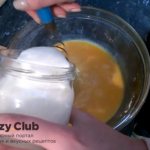 По рецепту. готовим омлет с колбасой на сковороде.