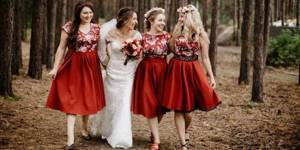 Подружки невесты часто надевают одинаковые платьица