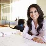 Рабочее место: офисное кресло, стол, монитор