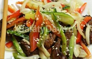 Салат из говядины с маринованным луком и овощами