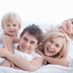 Счастливая семья: папа, мама, дочь и сын