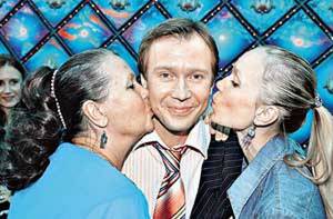 Счастливая троица: юбиляр, его мама Тамара Петровна (слева) и сестра Оксана.