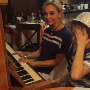 Татьяна Буланова обучает сына музыке
