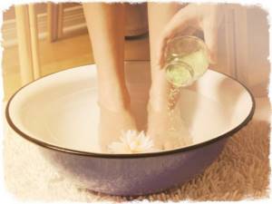 Ванночки с солью - отличное средство укрепить ногти и избавиться от варикоза