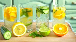 Вода с лимоном, огурцом, апельсином, лаймом