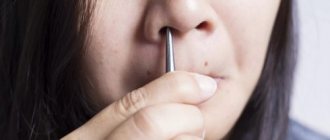 Выщипывание волос в носу
